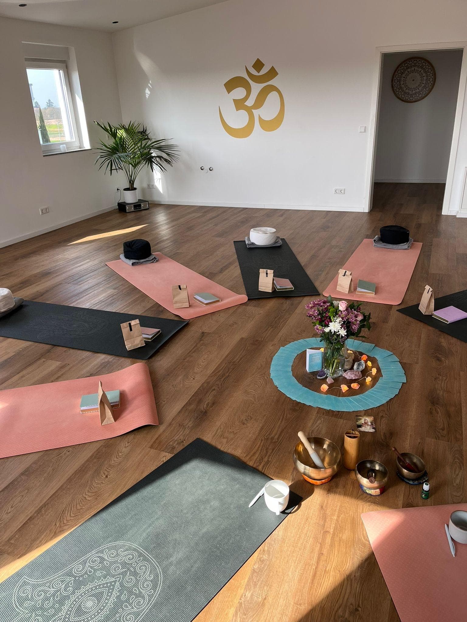 Kursraum mit Om-Zeichen im Tageslicht